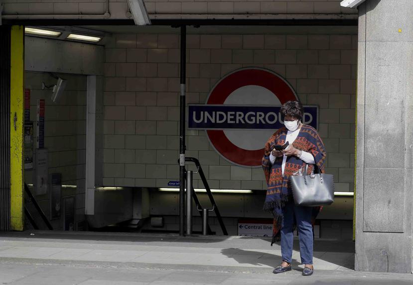 Una mujer afuera de una estación del metro en Londres. (AP)