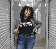 Patricia Velázquez Delgado ofreció una visita guiada por el inusual archivo con una camisa que leía: “Reggaetón es cultura”.