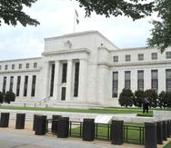 Al aumentar la tasa de interés durante su reunión de junio, el banco central estadounidense anticipó que habrá aumentos adicionales antes de que termine el 2022. (AFP)