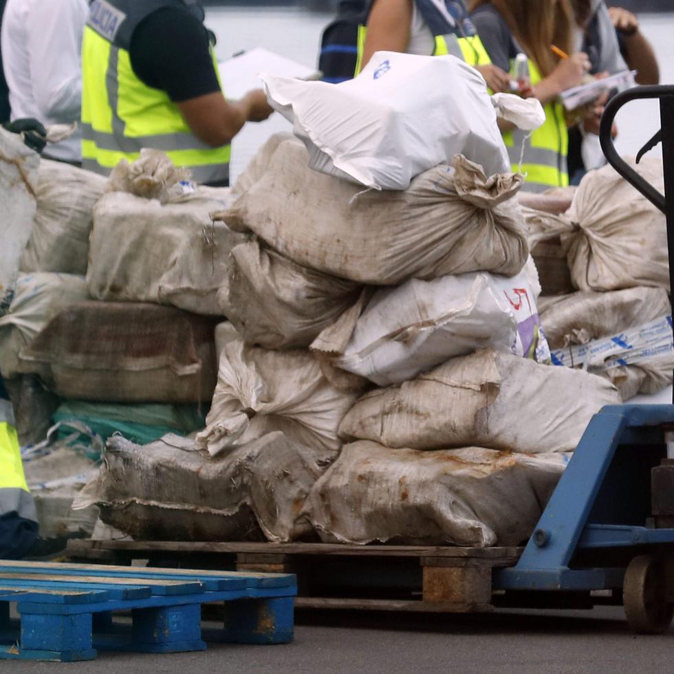 En la imagen, descarga de los fardos de droga encontrados en un barco pesquero al sur de Islas Canarias.