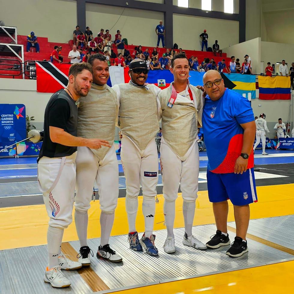 De izquierda a derecha, Jonathan Lugo, Carlos Padua, Rafael Western, César López y Marlon Carrión, los ganadores del oro en la modalidad de florete por equipo.