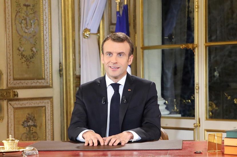 El presidente de Francia, Emmanuel Macron, de dirige a la nación tras la semana de intentas protestas populares, desde el Palacio Elíseo en París. (EFE)