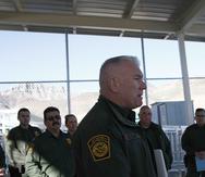 El subjefe de la Patrulla Fronteriza de Estados Unidos en el sector de El Paso, Chris Clem, habla con reporteros durante una visita de la prensa a una instalación de detención de migrantes en la base de Franklin en El Paso, Texas, el martes, 25 de febrero