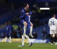 Ben Chilwell (izquierda) y Antonio Rudiger, del Chelsea, festejan la victoria sobre el Real Madrid en la vuelta de las semifinales de la Liga de Campeones.