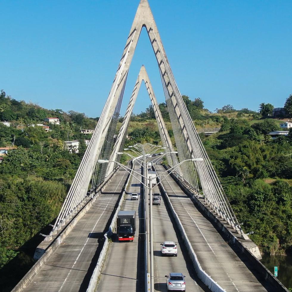 Solo dos carriles están abiertos en el puente atirantado de Naranjito. 2022