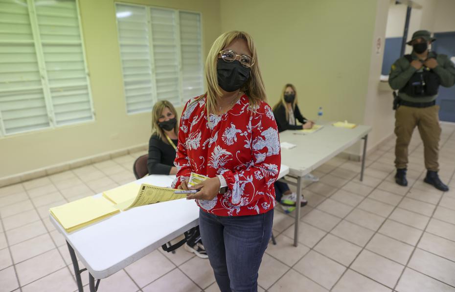En la foto, la candidata Kia Rosario ejerce su derecho al voto.