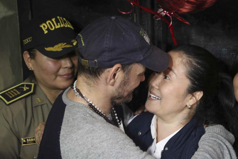 Mark Vito Villanela abraza a su esposa de Keiko Fujimori tras la liberación de ésta de la prisión de Chorillos en Lima, Perú. (AP/Martin Mejia)