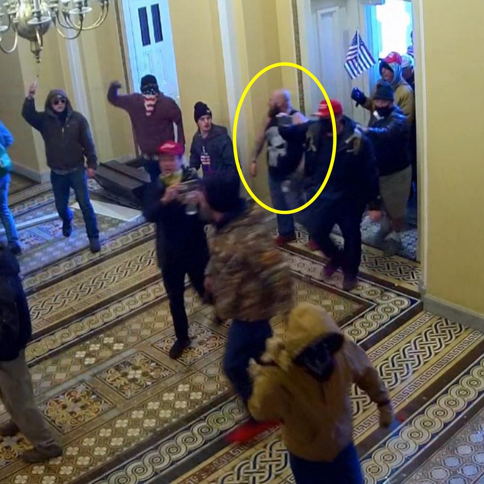 En esta imagen tomada de un vídeo de las cámaras de seguridad de la Policía del Capitolio se ve a Joshua Pruitt.