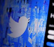 En virtud de la política promulgada en enero de 2020, Twitter prohibió las afirmaciones falsas sobre el COVID-19 que la plataforma determinó que podrían provocar daños en el mundo real. Más de 11,000 cuentas fueron suspendidas por infringir las normas y casi 100,000 contenidos fueron eliminados de la plataforma, según las últimas cifras de Twitter.
