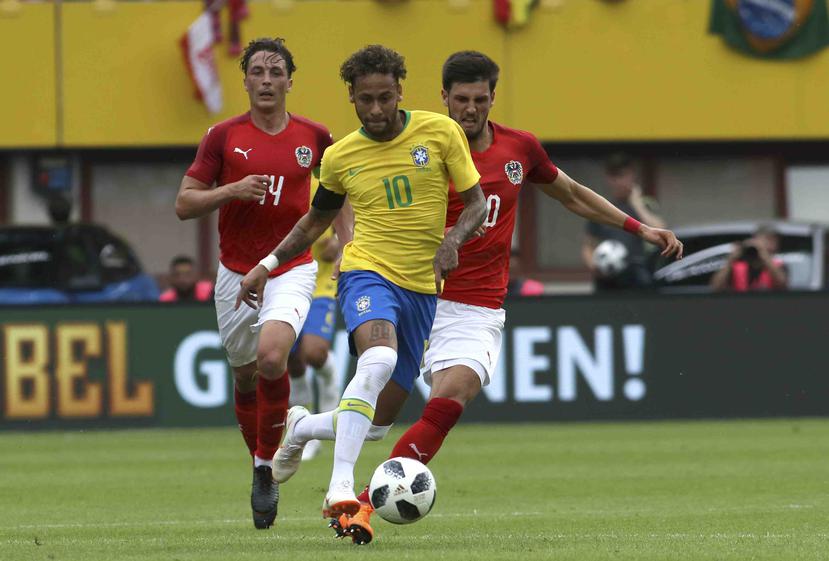 Neymar deja atrás a los austriacos Julian Baumgartlinger, a la izquierda, y Florian Grillitsch. (AP)