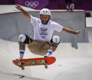 El sudafricano Dallas Oberholzer, de 46 años, participa en los entrenamientos masculinos de skateboarding en los Juegos Olímpicos de Tokio.