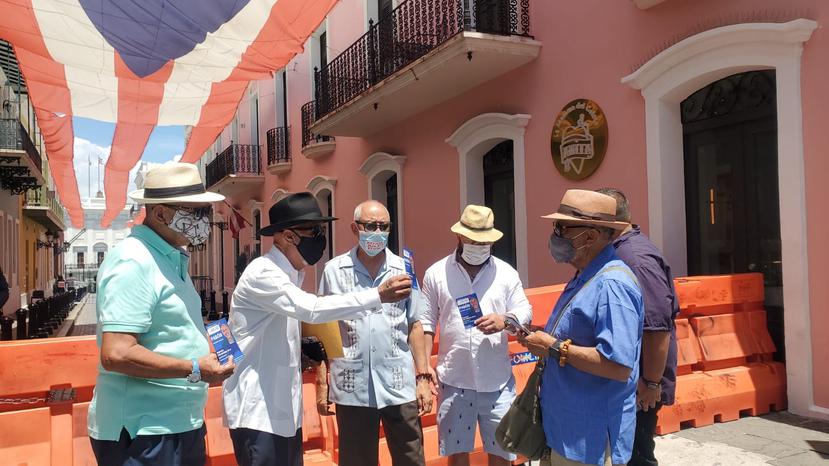 Julio Pabón, al centro, en el Viejo San Juan. (Suministrada)