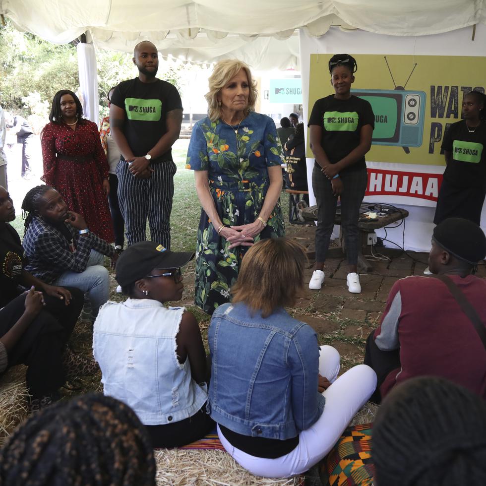 La primera dama estadounidense Jill Biden, al centro, se reúne con jóvenes el sábado 25 de febrero de 2023, en el colectivo Village Creative, en Nairobi, Kenia.