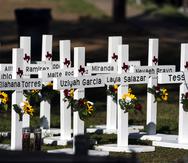 Cruces con los nombres de las víctimas en el exterior de la Escuela Primaria Robb, en Uvalde, Texas, el 26 de mayo de 2022.