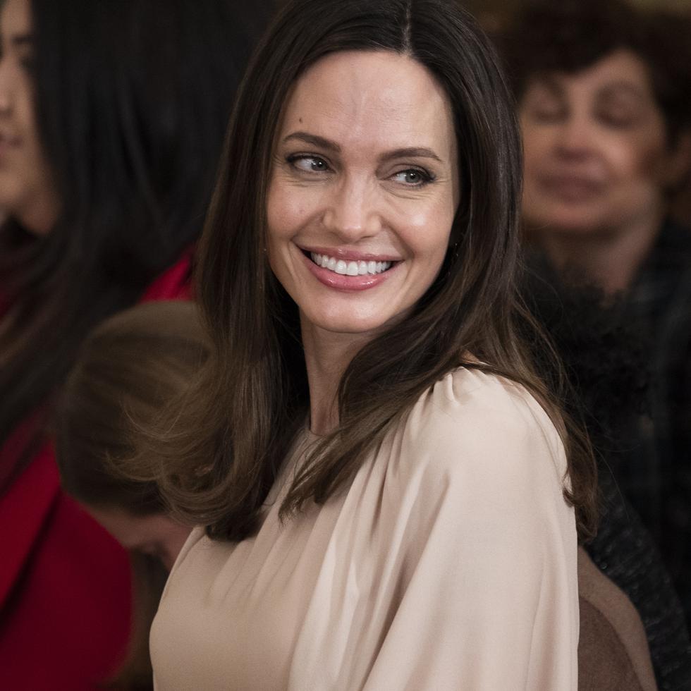 La actriz Angelina Jolie habló con la presitigiosa revista ‘Vogue’, a propósito de que en noviembre, abrirá las puertas de Atelier Jolie.