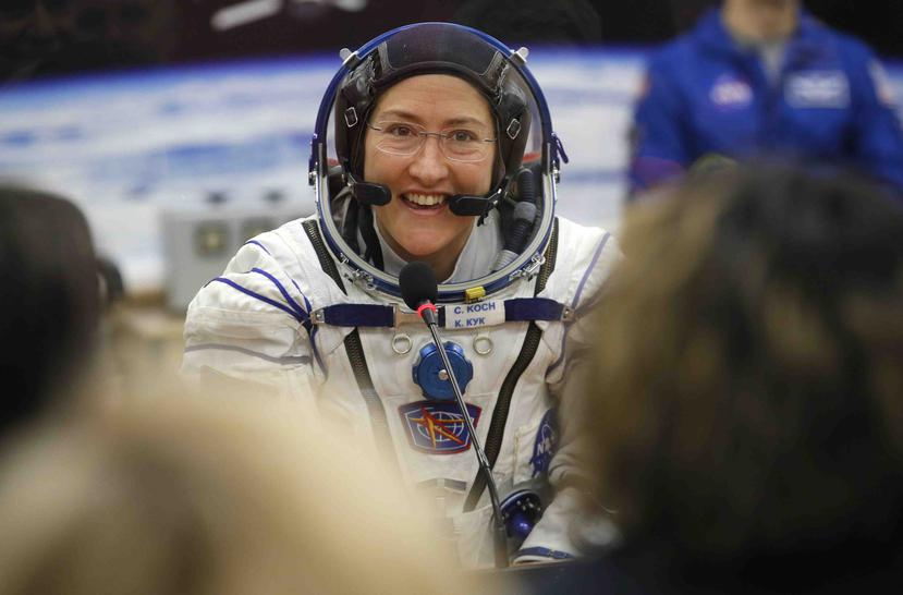 En esta foto de archivo del 14 de marzo de 2019, la astronauta Christina Koch, miembro de la tripulación de la Estación Espacial Internacional, habla con su familia antes del lanzamiento de la nave espacial en el cosmódromo de Baikonur, Kazajistán. Koch d
