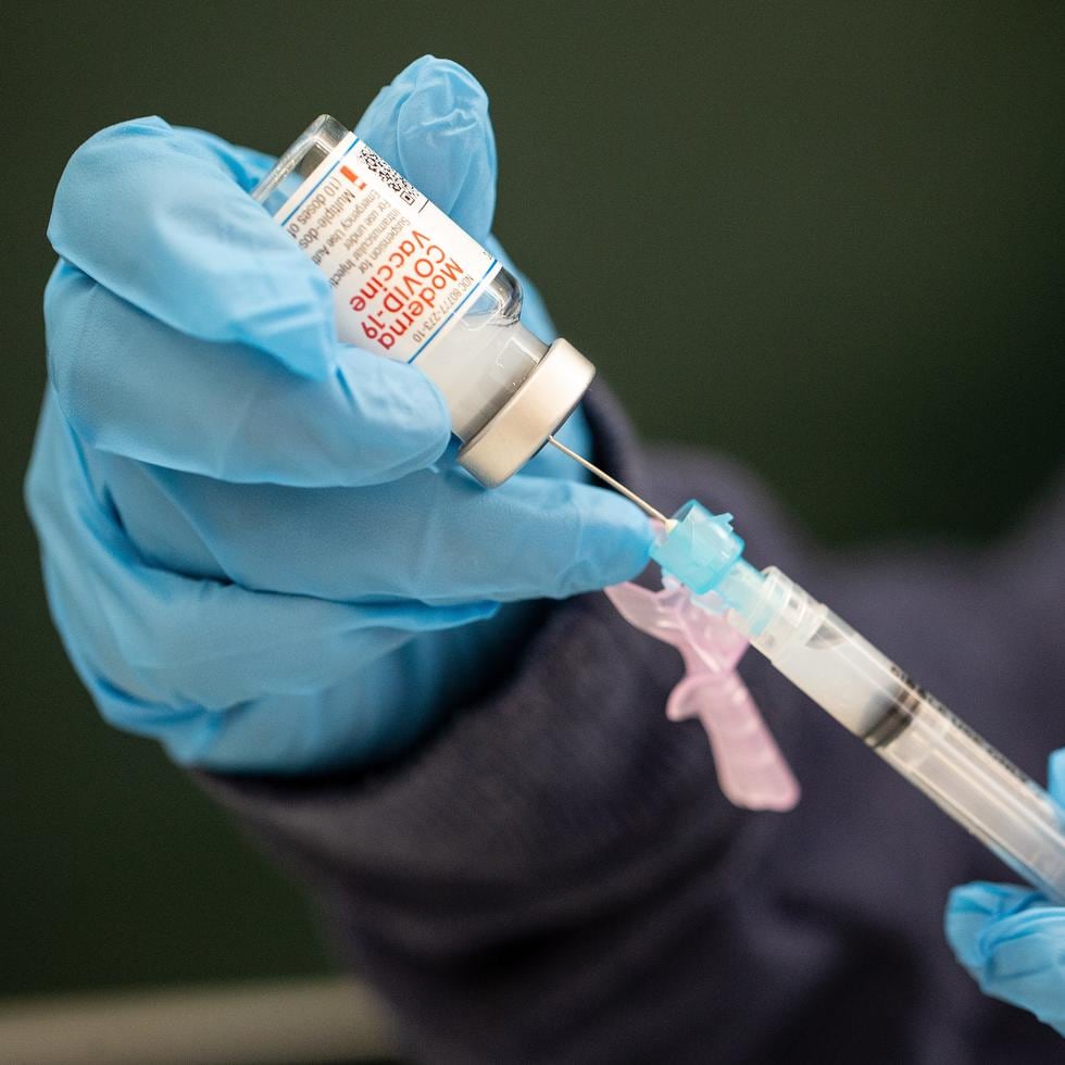 Una enfermera prepara dosis de una vacuna covid-19, fabricada por Moderna, en un centro de vacunación establecido en el gimnasio de la Academia Rumney Marsh en Revere, Massachusetts.