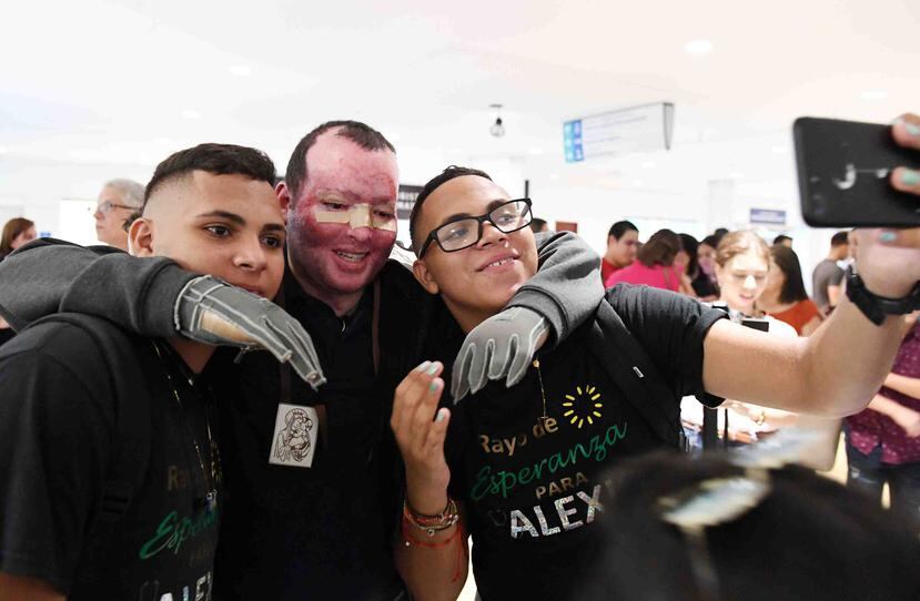 Al centro, Alexis Joel Hernández Vélez, es recibido por amigos y familiares en el aeropuerto Luis Muñoz Marín.