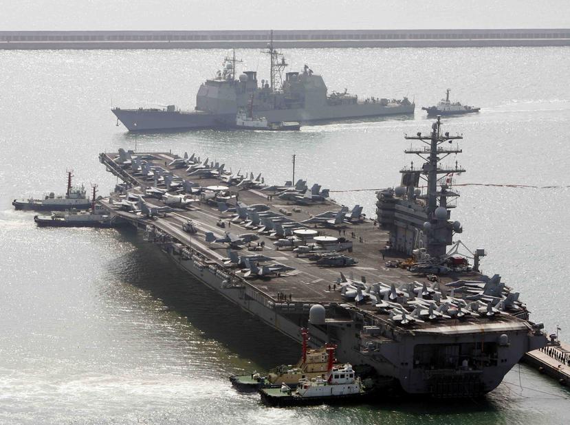 Fotografía de archivo del 22 de marzo de 2007 del portaviones de Estados Unidos Ronald Reagan (abajo), junto al buque militar estadounidense Aegis mientras llegan al puerto de Busan, Corea del Sur, luego de ejercicios militares. (AP)