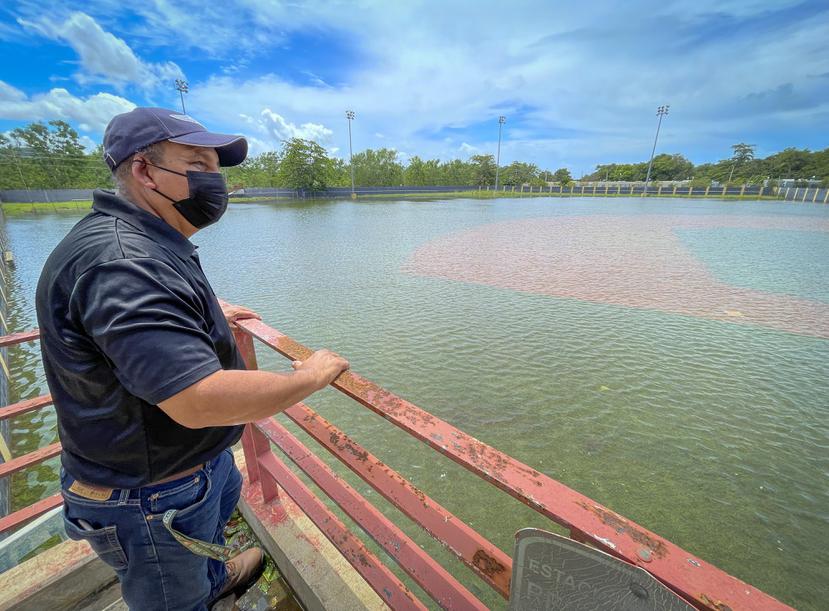Carlos Lopez, alcalde de Rincón, observa el parque de béisbol de la comunidad Stella de Rincón, que permanecía inundado a dos días del paso de Fiona.