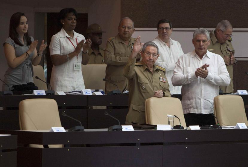 El actual presidente de Cuba, Raúl Castro, junto a su posible sucesor Miguel Díaz-Canel. (AP)