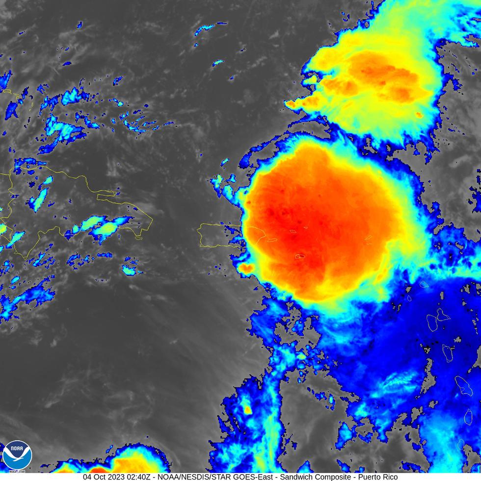 Imagen en el espectro infrarrojo de la tormenta tropical Philippe captada por el satélite meteorológico GOES-16 cerca de las 11:00 de la noche.