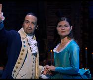 Lin-Manuel Miranda como Alexander Hamilton y Phillipa Soo como Eliza Hamilton en el musical "Hamilton".