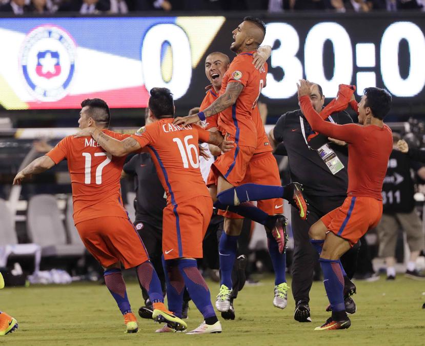 Jugadores de Chile celebran su victoria. (AP)