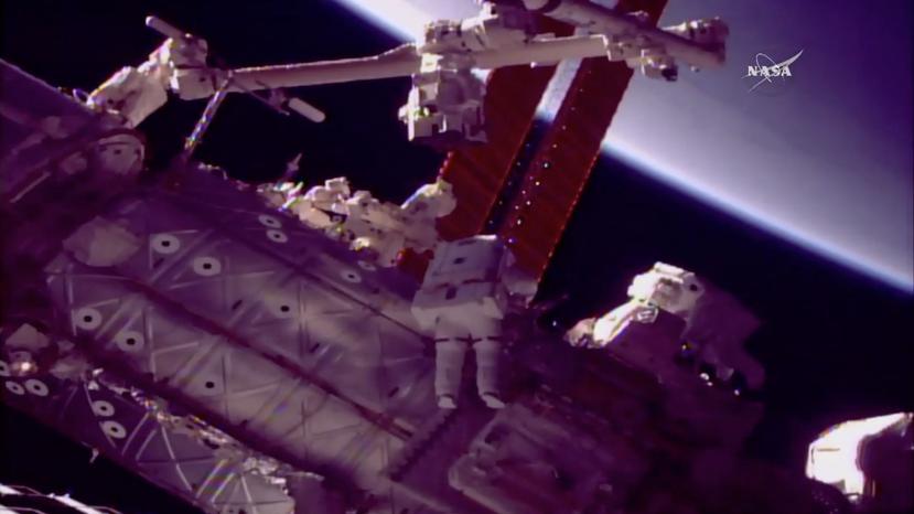 Los astronautas de NASA Mark Vande Hei, izquierda, y Scott Tingle trabajan fuera de la Estación Espacial Internacional el martes 23 de enero. (NASA TV via AP)