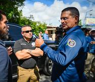 El gobernador Pedro Pierluisi, derecha, conversa con el coordinador de FEMA en Puerto Rico y las Islas Vírgenes, Orlando Olivera, izquierda.