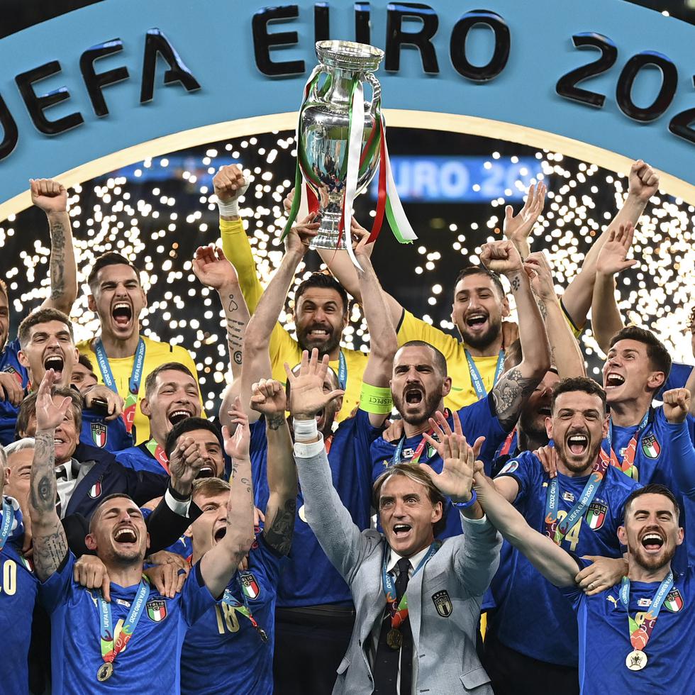 Los jugadores de Italia celebran con el trofeo de la Eurocopa.