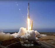 En esta imagen, tomada de un video proporcionado por SpaceX, la misión del Falcon 9 que pondrá 53 satélites Starlink en órbita, despega del complejo de lanzamiento espacial 4 East (SLC-4E), en la base Vandenberg de la Fuerza Aérea, en California.