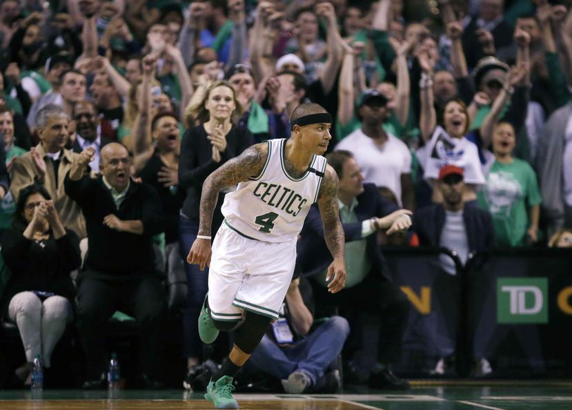 Fanáticos de los Celtics de Boston rugen mientras que Isaiah Thomas avanza en la pista tras anotar ante los Wizards de Washington. (AP / Charles Krupa)