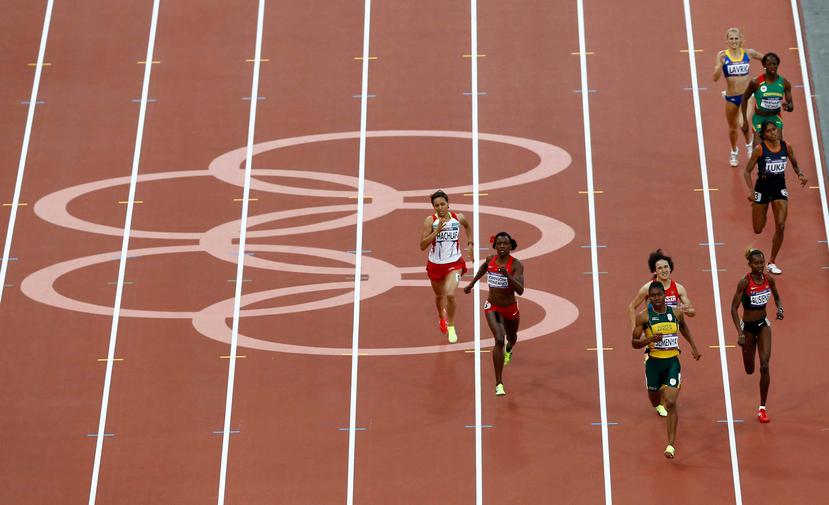 Caster Semenya (al frente) compite en la semifinal de 800 metros en las Olimpiadas de 2012 en Londres. (AP)
