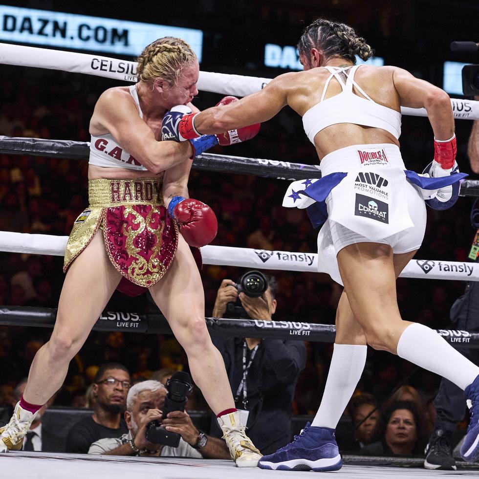 Heather Hardy (izquierda) recibe una recta de izquierda de Amanda Serrano en su pelea del 5 de agosto de 2023.