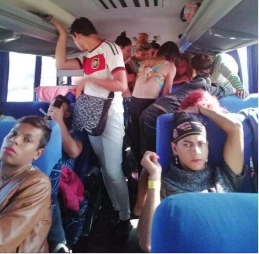 El primer grupo de la caravana de migrantes que llegó a la frontera con EE.UU. pertenece a la comunidad LGBT. (Twitter @AlfredoAlvarezz)