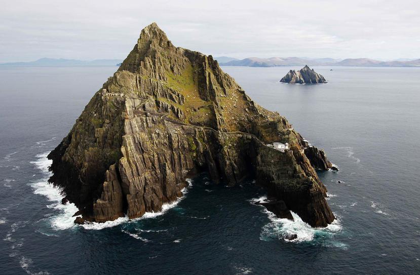 Este pequeño conjunto de islas ya fue el escenario de algunas secuencias de la séptima entrega de la saga, "Star Wars: El Despertar de la Fuerza", con la ermita monástica de la isla Skellig Michael como gran protagonista. (Tourism Ireland)