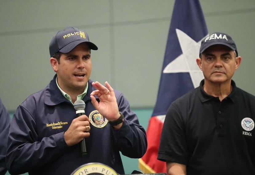 El gobernador Ricardo Rosselló junto al representante de FEMA en la isla, Alejandro de la Campa, durante la emergencia causada por el huracán María. (GFR Media)