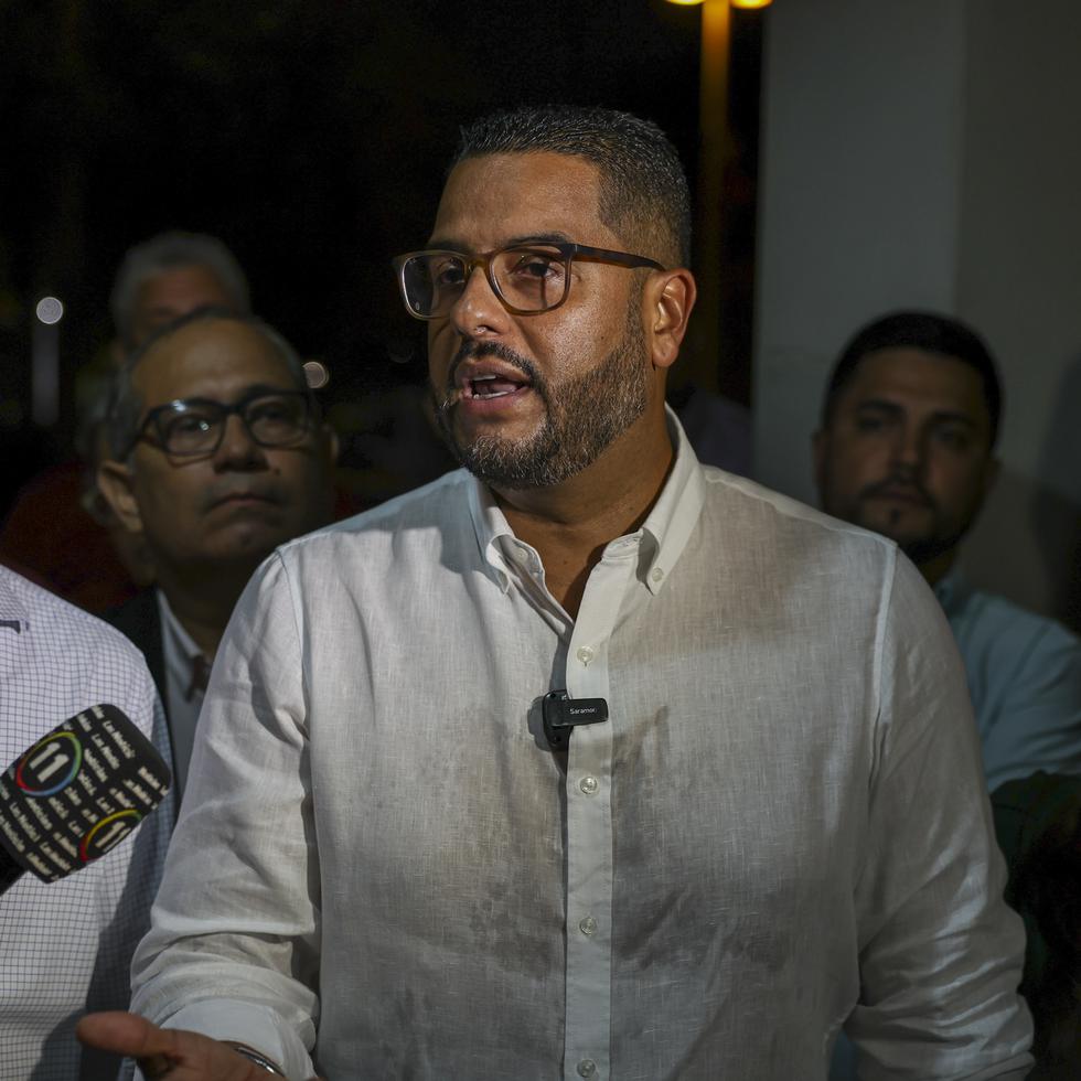 El presidente electo del PPD, Jesús Manuel Ortiz (centro), aún no ha determinado si buscará la candidatura a la gobernación, luego de dos cuatrienios al hilo como representante por acumulación.