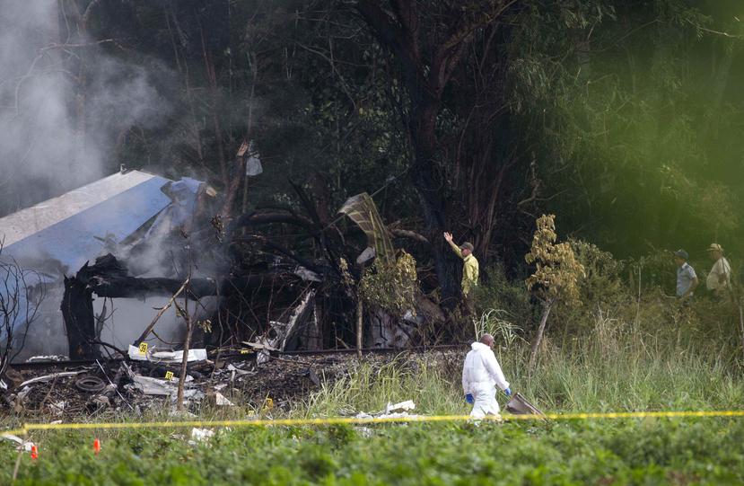 Las autoridades investigan el área del accidente de un avión en Cuba. (AP)