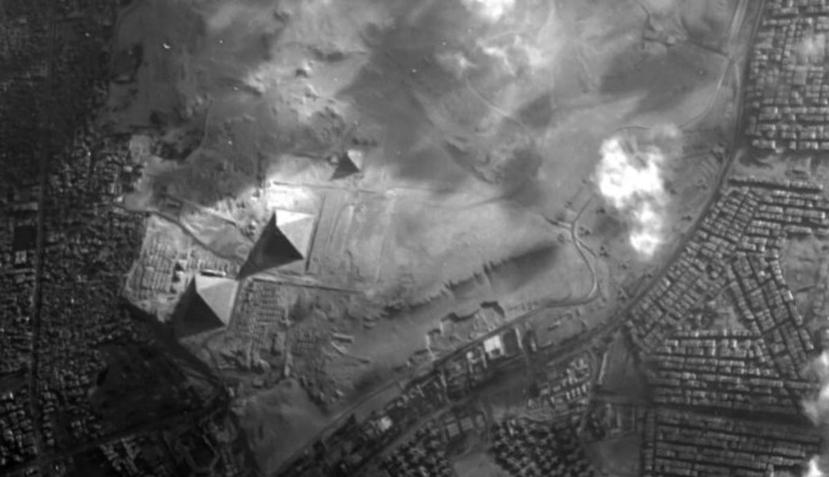 De izquierda a derecha, las pirámides Keops, Kefrén y Micerino. (Agencia Espacial Europea)