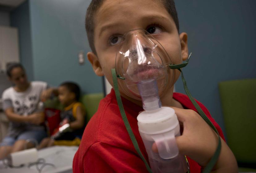 Yahir García es una de las varias personas que recibe tratamientos diarios para el asma tras la tormenta categoría 4 en Puerto Rico. (AP)