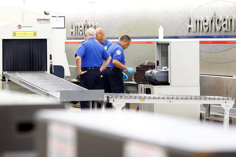 Los empleados de Seguridad en el Transporte (TSA) en el aeropuerto no se han afectado con el cierre. (GFR Media)