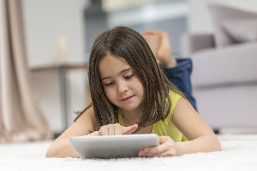 Los juegos en línea con amigos o familia son una opción tanto para adultos como para los chicos . (Shutterstock)