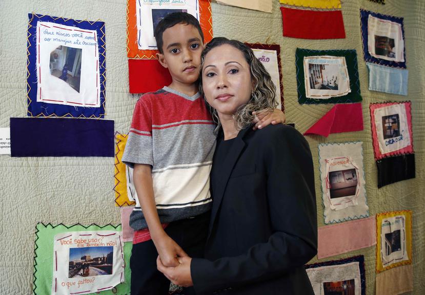 Una brasileña, quien pidió ser identificada solo por las iniciales W.R., posa al lado de su hijo A.R., de 9 años, tras una conferencia de prensa en el Centro de Trabajadores Brasileños en Boston. (AP)