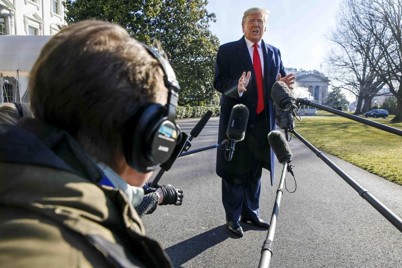 El presidente Donald Trump habla con los reporteros afuera de la Casa Blanca. (AP/Jacquelyn Martin)