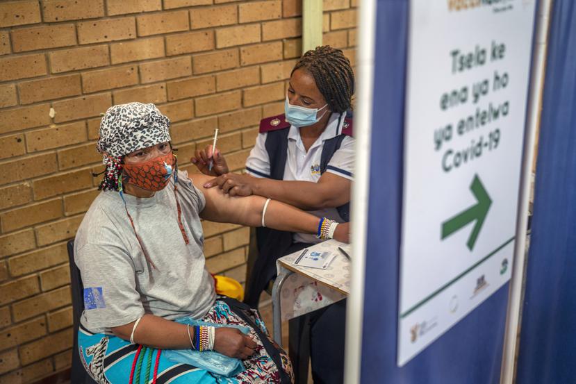 Una mujer se vacuna contra el COVID-19. (AP Foto/Jerome Delay)