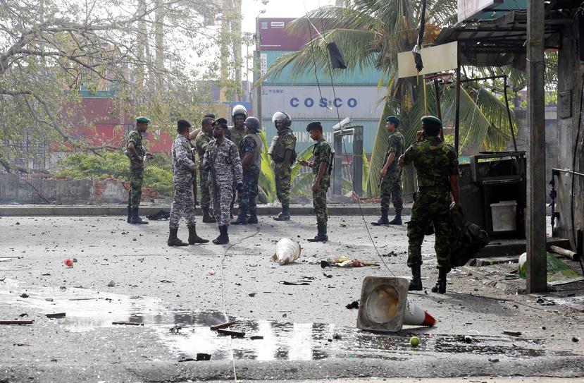 Soldados tras la detonación controlada de unos explosivos localizados en un vehículo estacionado en los alrededores de la iglesia de San Antonio en Colombo, Sri Lanka. (EFE)