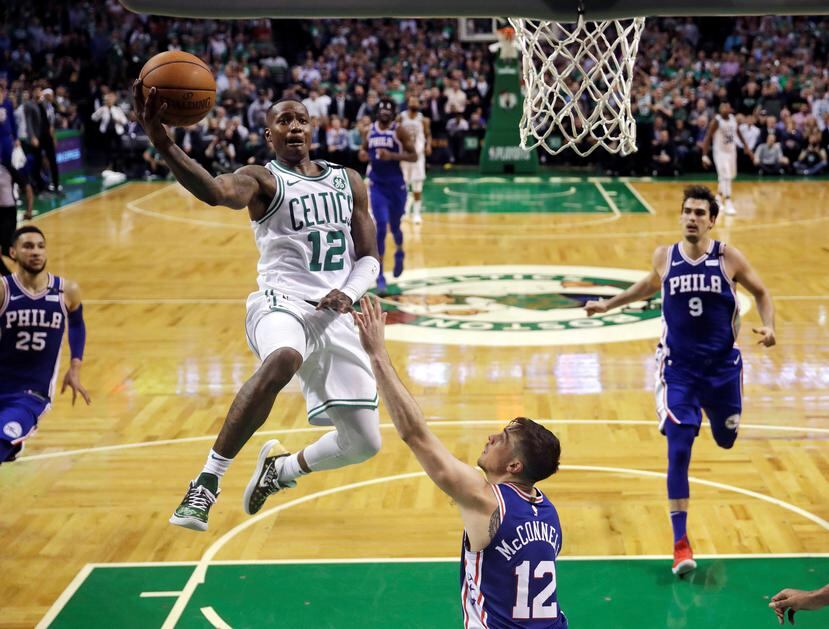 La aportación de Terry Rozier, arriba anotando luego de un rompimiento rápido contra los Sixers de Filadelfia, ha sido crucial en el éxito de sus Celtics de Boston en esta postemporada. (AP / Charles Krupa)