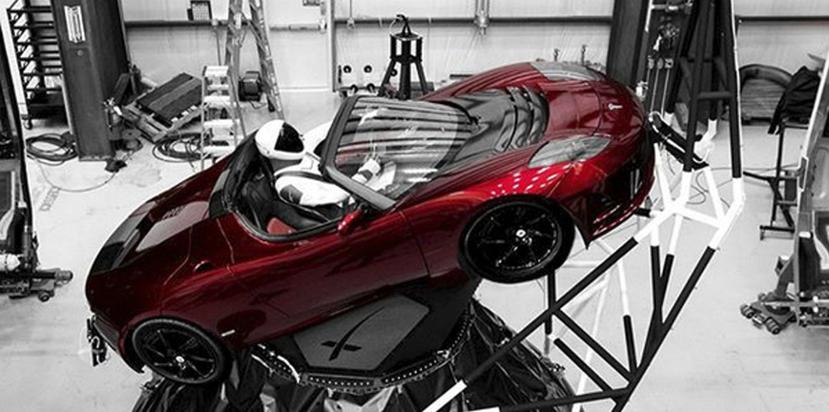 El maniquí "Starman" fue sentado al volante del Tesla Roadster. (AP)
